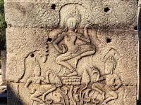 Relief mit drei Tänzerinnen auf Säule am Bayon Tempel - Angkor Thom - Kambodscha